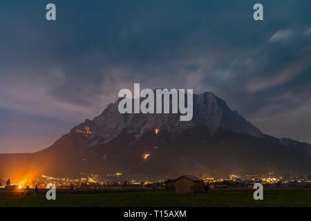 L'Autriche, Lermoos, Ehrwald avec Ehrwalder Becken, feu de la st jean, Zugspitze Banque D'Images