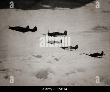 Pendant la bataille d'Angleterre, qui a duré du 10 juillet officiellement jusqu'au 31 octobre 1940, un vol de Hawker Hurricane au-dessus des nuages vitesse vers l'invasion de l'avion de la Luftwaffe. L'ouragan a été la "bête" qui a marqué le plus grand nombre de victoires de la RAF au cours de cette période, représentant 55 pour cent de la 2 739 pertes allemandes, selon le Fighter Command, contre 42  % par Spitfires. Banque D'Images