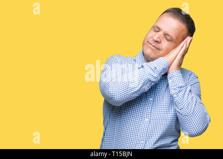 L'âge moyen d'affaires arabes sur fond isolé homme fatigué dormir rêver et posant avec les mains tout en souriant avec les yeux fermés. Banque D'Images