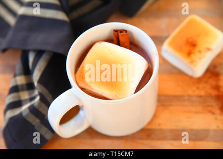 Tasse de cacao avec de grands de la guimauve et le bâton de cannelle Banque D'Images