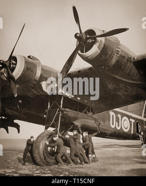 Déménagement de l'équipe au sol un 20 tonne courte Stirling, de bombardiers lourds britanniques de la Seconde Guerre mondiale. Le premier bombardier quadrimoteur à introduire dans le service de l'escadron de la Royal Air Force au début de l'année 1941. Le Stirling a été relégué à la deuxième ligne de douane à partir de la fin de 1943, en raison de l'augmentation de la disponibilité de la plus capable et Handley Page Halifax Avro Lancaster, qui a repris les bombardements stratégiques de l'Allemagne. Banque D'Images