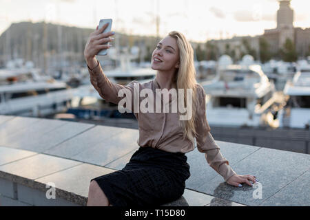 Jeune Femme prenant une au bord de l'selfies Banque D'Images