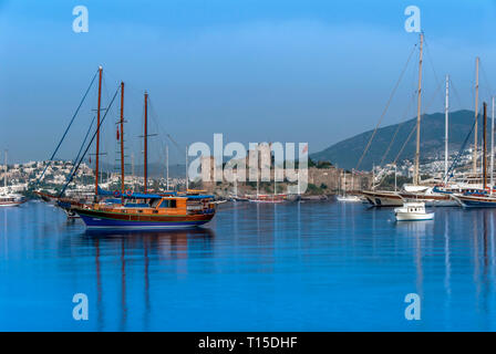 Bodrum, Turquie, 30 mai 2010 : Voiliers et le château de Bodrum Banque D'Images