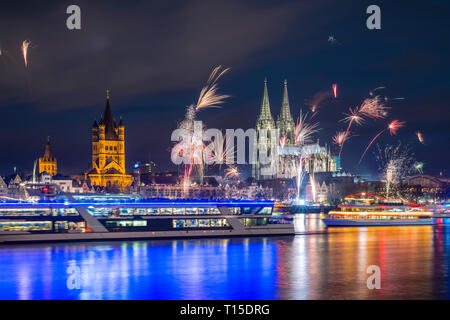 Silvesterfeuerwerk, Rathaus, Gross Sankt Martin und Koelner Dom, Rheinufer, Koeln, Rheinland, Nordrhein-Westfalen, Deutschland, Europa Banque D'Images