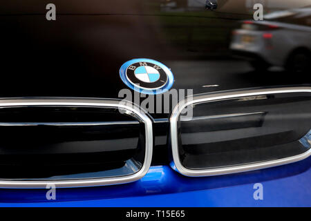 Voiture électrique BMW i3 détail bonnet avec réflexion od une voiture passe, Mayfair, London, England, UK Banque D'Images