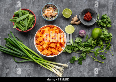 Ingrédients de la soupe de patates douces aux crevettes Banque D'Images