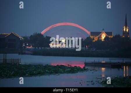 Vue sur le lac, Linyi City, Shandong Province, China. Banque D'Images