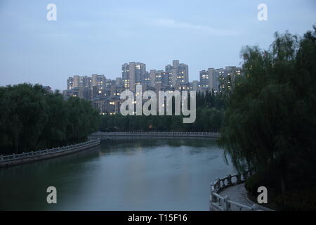 Vue sur le lac, Linyi City, Shandong Province, China. Banque D'Images