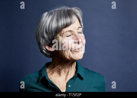 Portrait of smiling senior woman with eyes closed Banque D'Images