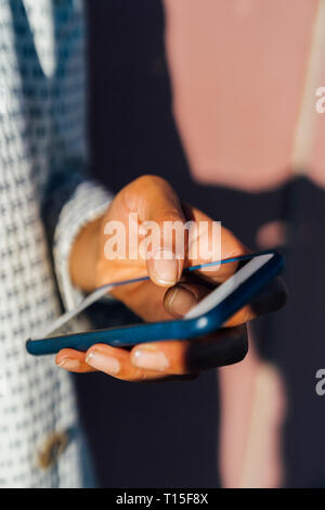 Mains de woman using smartphone, Close up Banque D'Images