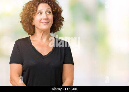 Beau milieu ager senior woman smiling fond isolé sur à côté et regardant loin de penser. Banque D'Images