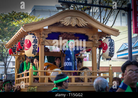 Yokosuka, Japon. Oct 21, 2012. Une fête traditionnelle est célébrée dans la ville de Yokosuka Banque D'Images