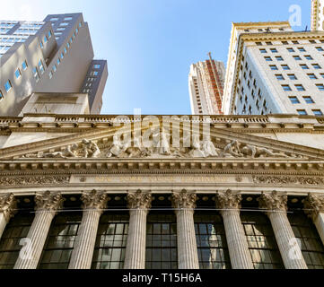 NEW YORK CITY - circa 2019 : Le quartier historique de New York Stock Exchange des stands dans le quartier financier de Manhattan à New York Banque D'Images