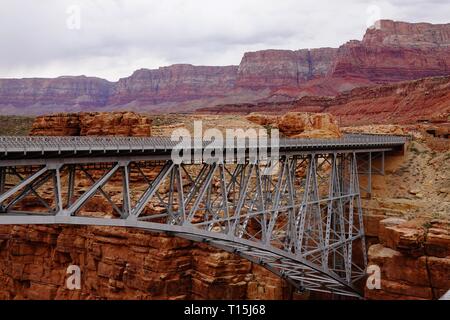 Pont Navajo est une paire de ponts en arc de tympan d'acier qui traversent la rivière Colorado près de Lee's Ferry en Arizona. Banque D'Images