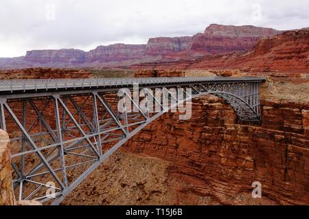 Pont Navajo est une paire de ponts en arc de tympan d'acier qui traversent la rivière Colorado près de Lee's Ferry en Arizona. Banque D'Images