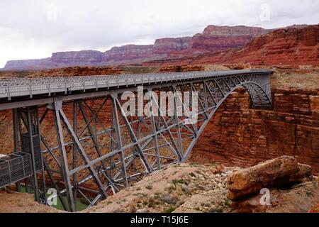 Pont Navajo est une paire de ponts en arc de tympan d'acier qui traversent la rivière Colorado près de Lee's Ferry en Arizona. Banque D'Images