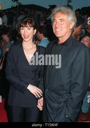 LOS ANGELES, CA. 04 août 1997 : Victoria Principal et mari Dr Harry Glassman lors de la première à Los Angeles de "Théorie du complot". Banque D'Images