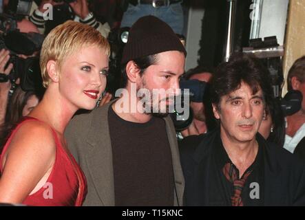 LOS ANGELES, CA. 14 octobre 1997 : acteurs Al Pacino (droite), Keanu Reeves et Charlize Theron lors de la première mondiale de son nouveau film, 'Devil's Advocate' à Los Angeles. Banque D'Images