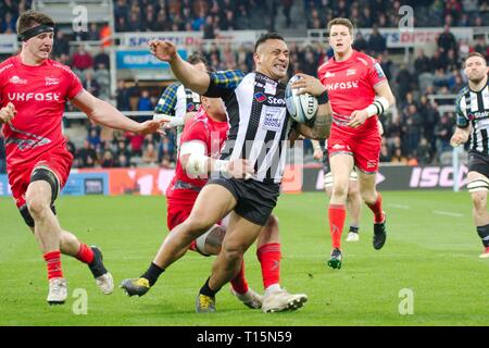 Newcastle Upon Tyne, Angleterre, 23 mars 2019. Sinoti Sinoti de Newcastle Falcons est abordé par Denny Solomona pendant leur match contre Sale Sharks dans la Premiership match Gallagher à St James Park à Newcastle. Crédit : Colin Edwards/Alamy Live News. Banque D'Images