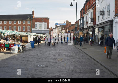 Une foule de gens magasinent à Beverley Market, Saturday Market, Beverley, East Yorkshire, Angleterre, Royaume-Uni, GB. Banque D'Images