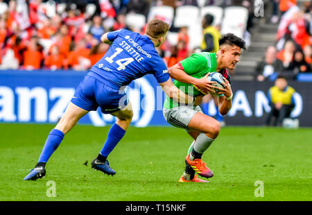 Harlequins Marcus Smith tente d'échapper à Saracens David Strettle au cours de l'Aviva Premiership match entre sarrasins et Harlequins au stade de Londres, Queen Elizabeth Olympic Park , , Londres, Angleterre le 23 mars 2019. Photo par Phil Hutchinson. Usage éditorial uniquement, licence requise pour un usage commercial. Aucune utilisation de pari, de jeux ou d'un seul club/ligue/dvd publications. Banque D'Images