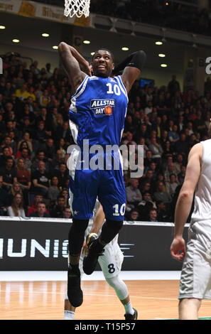 Trier, Allemagne. Mar 23, 2019. Jeu de basket-ball : l'équipe ALLSTAR "nationale" - l'équipe 'International'. De Mon équipe (Brooks/International medi Bayreuth) passe à la corbeille. Credit : Harald Tittel/dpa/Alamy Live News Banque D'Images