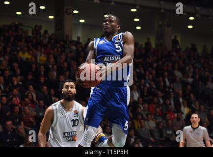 Trier, Allemagne. Mar 23, 2019. Jeu de basket-ball : l'équipe ALLSTAR "nationale" - l'équipe 'International'. Javonte Vert (M, Team International/ratiopharm Ulm) passe à la corbeille. Credit : Harald Tittel/dpa/Alamy Live News Banque D'Images