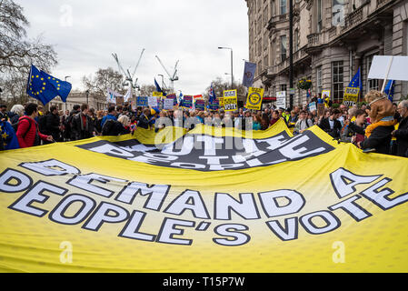 Londres, Royaume-Uni. Le 23 mars 2019. Mettre à la Mars. Les peuples autochtones ont formé jusqu'en mars Vote Park Lane à mars à la place du Parlement. Jusqu'à un million de manifestants étaient attendus à mars à travers le centre de Londres exigeant un vote sur un Brexit peuples faire face. Sur la photo, les marcheurs dans Piccadilly en direction de la place du Parlement. Crédit : Stephen Bell/Alamy Live News Banque D'Images