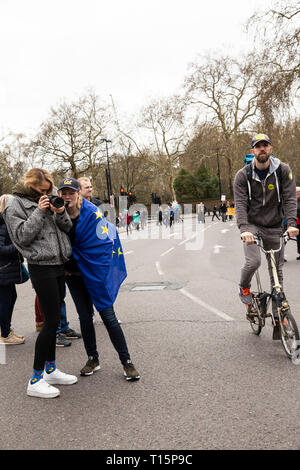 Londres, Royaume-Uni. Mar 23, 2019. Des centaines de milliers de personnes ont rejoint la demande de protestation mars Brexit nouveau référendum dans le centre de Londres, UK Crédit : tottotophotography/Alamy Live News Banque D'Images