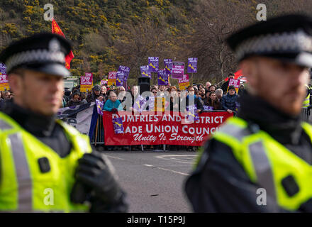 Edinburgh, Ecosse, Royaume-Uni. Mar 23, 2019. Mars pour le Parlement écossais à Édimbourg en Écosse d'extrême droite Ligue de Défense (SDL) a été rencontré par une contre-manifestation de plusieurs groupes tels que l'aile gauche s'unissent contre le fascisme, l'Association des femmes de mousseline et Édimbourg Antifa. Une forte présence policière était en vigueur et le SDL sont étroitement escorté à et de la gare de Waverley. Sur la photo ; contre-manifestation des manifestants anti rascist Crédit : Iain Masterton/Alamy Live News Banque D'Images