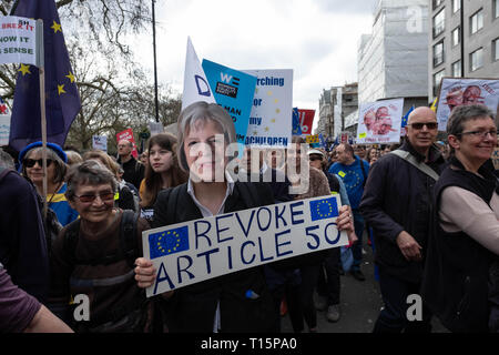 Londres, Royaume-Uni. Mar 23, 2019. Manifestant avec Theresa peut masquer et signer en disant 'Annuler' à l'article 50 mars Vote des peuples. Londres 23 Mars 2019 Crédit : Chris Moos/Alamy Live News Banque D'Images