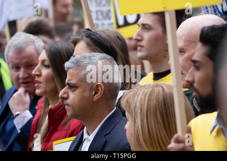 Londres, Royaume-Uni. Mar 23, 2019. Sadiq Khan et Rosena Allin-Khan au début d'attente des peuples voter mars. Londres 23 Mars 2019 Crédit : Chris Moos/Alamy Live News Banque D'Images