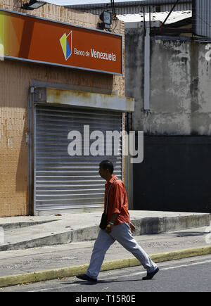 Valencia, Carabobo, Venezuela. Mar 23, 2019. Un homme était passé une banque fermée du Venezuela, sur l'avenue University. La banque qui a récemment été approuvée par le gouvernement des États-Unis, dans les mesures de pression contre Maduro. Photo : Juan Carlos Hernandez/ZUMA/Alamy Fil Live News Banque D'Images