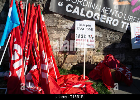 Prato, Italie. 23 mars, 2019. Foule à la lutte antifasciste contre-manifestation de la gauche italienne contre la manifestation organisée par Forza Nuova à Prato, Italie. Crédit : Mario Carovani/Alamy Live News Banque D'Images