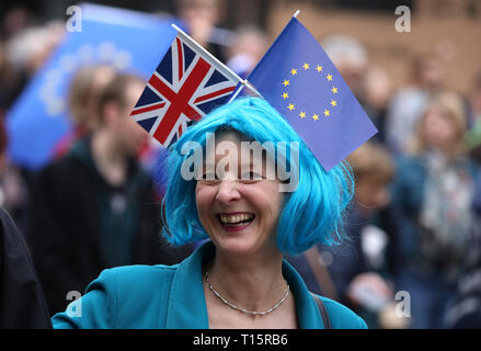 Londres, Royaume-Uni. 23 Mar 2019. Une dame avec un Union Jack drapeau et un drapeau de l'UE, dans ses cheveux de couleur bleue, comme des centaines de milliers de personnes prennent part à une protestation Mars pour essayer et obtenir un vote du peuple sur Brexit. La Grande-Bretagne était en raison de quitter l'UE le 29 mars 2019, mais c'est maintenant en doute. Le Park Lane a débuté en mars et s'est terminée à Westminster, à l'extérieur des maisons du Parlement, Londres, Royaume-Uni le 23 mars 2019. Crédit : Paul Marriott/Alamy Live News Banque D'Images