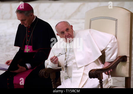 Cité du Vatican, Saint-Siège. Mar 23, 2019. Le pape François au cours de l'audience pour les étudiants du Collège de l'Barbarino de Padoue (Italie), à l'Aula Paolo VI au Vatican. Credit : Evandro Inetti/ZUMA/Alamy Fil Live News Banque D'Images