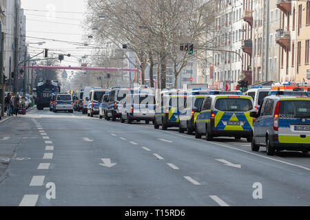 Francfort, Allemagne. 23 mars 2019. La marche s'accompagne d'une grande présence policière. Plusieurs milliers de Kurdes ont défilé à Francfort, pour célébrer la nouvelle kurde Nawroz, festival de l'année. C'était la célébration centrale pour l'Allemagne et s'est tenue sous la devise "gratuitement" Abdullah Ocalan, le leader du PKK (Parti des Travailleurs du Kurdistan). Banque D'Images