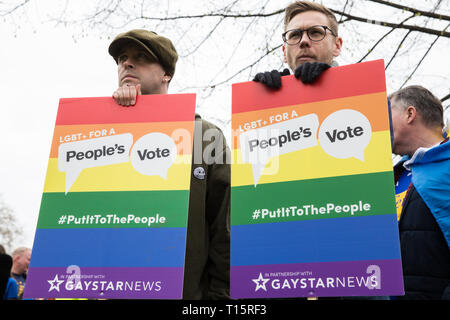 Londres, Royaume-Uni. 23 mars, 2019. Les membres de la communauté LGBT + se préparent à prendre part à un vote du peuple marche à travers le centre de Londres avant d'assister à un rassemblement à la place du Parlement adressées par les politiciens et les artistes. Credit : Mark Kerrison/Alamy Live News Banque D'Images