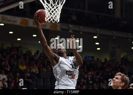 Trier, Allemagne. Mar 23, 2019. Jeu de basket-ball : l'équipe ALLSTAR "nationale" - l'équipe 'International'. Yorman Polas Bartolo donne deux points. Credit : Harald Tittel/dpa/Alamy Live News Banque D'Images