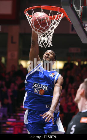 Trier, Allemagne. Mar 23, 2019. Jeu de basket-ball : l'équipe ALLSTAR "nationale" - l'équipe 'International'. Austin Hollins (Team International/ratiopharm Ulm) passe à la corbeille. Credit : Harald Tittel/dpa/Alamy Live News Banque D'Images