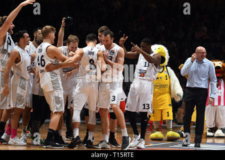 Trier, Allemagne. Mar 23, 2019. Jeu de basket-ball : l'équipe ALLSTAR "nationale" - l'équipe 'International'. L'équipe nationale est heureux de la victoire avec coach Mladen Drijencic (r). Credit : Harald Tittel/dpa/Alamy Live News Banque D'Images