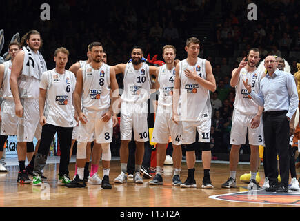 Trier, Allemagne. Mar 23, 2019. Jeu de basket-ball : l'équipe ALLSTAR "nationale" - l'équipe 'International'. L'équipe nationale est heureux de la victoire avec coach Mladen Drijencic (r). Credit : Harald Tittel/dpa/Alamy Live News Banque D'Images