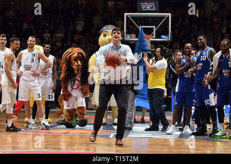 Trier, Allemagne. Mar 23, 2019. Jeu de basket-ball : l'équipe ALLSTAR "nationale" - l'équipe 'International'. L'équipe entraîneur Pedro Calles (International) se jette sur le panier. Credit : Harald Tittel/dpa/Alamy Live News Banque D'Images