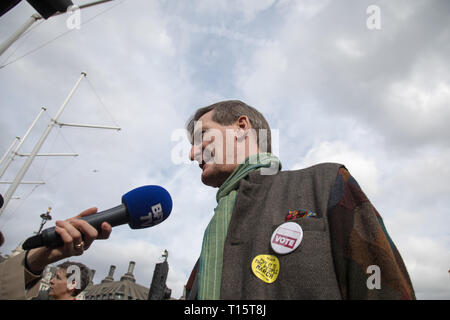 Londres, Royaume-Uni. Mar 23, 2019. Dominic Grieve député conservateur est interviewé à l'extérieur de la place du Parlement, Westminster. Credit : Santo Basone/Alamy Live News Banque D'Images
