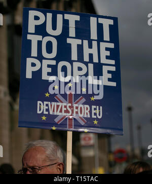 Londres, Royaume-Uni. Mar 23, 2019. Une affiche est visible pendant le "mettre à la mars dans le centre de Londres, Royaume-Uni, le 23 mars 2019. Des centaines de milliers de personnes ont défilé dans le centre de Londres appelant à un autre référendum sur Brexit car le pays est capturé par l'impasse Brexit à nouveau. Credit : Han Yan/Xinhua/Alamy Live News Banque D'Images