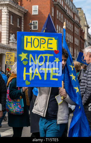 Londres, Royaume-Uni. 23 Mar 2019. Un protestataire détient la bannière 'espère ne pas la haine" au cours de la voter mars à Londres. Credit : AndKa/Alamy Live News Banque D'Images