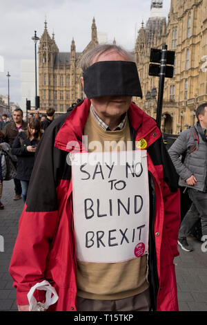 Londres, Royaume-Uni. 23 Mar 2019. Anti-Brexit et pro-UE rassemblement à Westminster. Un million de manifestants exigent un deuxième référendum. Credit : Julio Etchart/Alamy Live News Banque D'Images