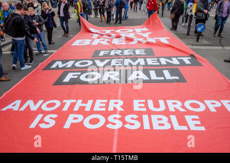 Londres, Royaume-Uni. 23 mars 2019. Des centaines de milliers de personnes défilent dans le centre de Londres exigeant un second vote sur le Royaume-Uni est membre de l'Union européenne. Sur la photo : une grande banderole appelant à la fin de Brexit est affiché dans Whitehall. Credit : Mark Phillips/Alamy Live News Banque D'Images