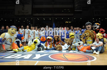 Trier, Allemagne. Mar 23, 2019. Basket-ball : Journée 2019 ALLSTAR Game, "nationale" de l'équipe - l'équipe 'International'. Les deux équipes prendre une photo de groupe après le match. Credit : Harald Tittel/dpa/Alamy Live News Banque D'Images