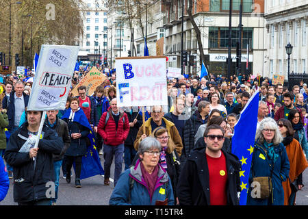 Londres, Royaume-Uni. 23 Mar 2019. Plus d'un million de personnes mars pour le vote du peuple, à un second référendum sur Brexit, personne tenant Buck Frexit sign Crédit : Nathaniel Noir/Alamy Live News Banque D'Images